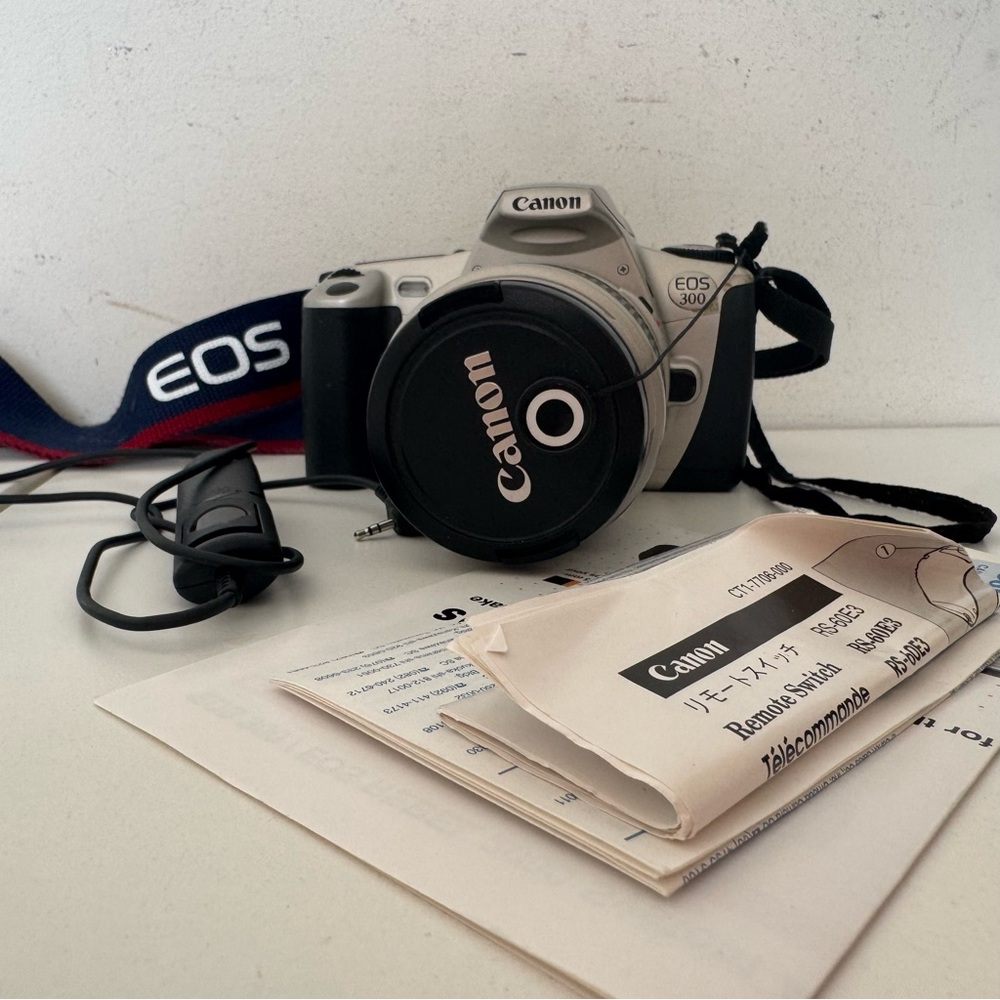 Canon EOS 300 Kit Silver Film Camera - Picture 2 of 10